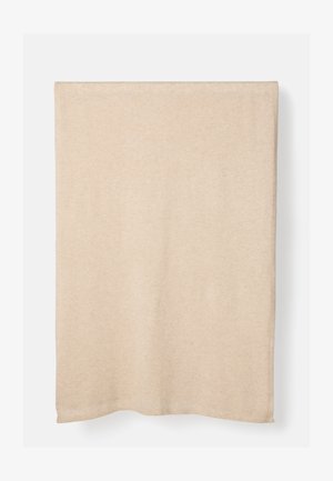 Manta beige hecha de tela suave, con una textura lisa y un diseño sencillo, sin patrones ni acentos. Forma rectangular.