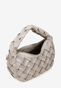 Bolso de piel trenzada en color beige claro con un asa trenzada, cierre de cremallera y cremallera en tono dorado. Textura suave con una forma estructurada.