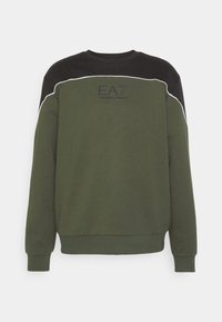 Felpa verde oliva con pannelli neri sulle spalle, cuciture bianche a contrasto e logo EA7 in rilievo sul petto. Tessuto morbido, design con collo a girocollo.