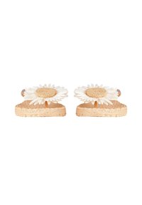 Sandali beige piatti con texture intrecciata, decorati con grandi fiori di margherita bianchi sulle cinghie.