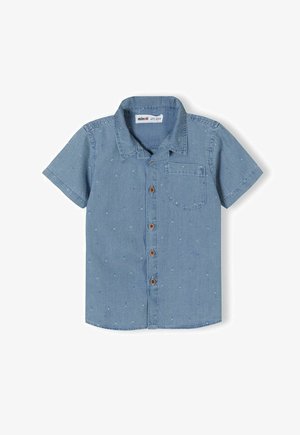 Koszulka dziecięca z krótkim rękawem w jasnoniebieskim dżinsie z kieszonką na piersi, drewnianymi guzikami i małymi, subtelnymi wzorami w całej powierzchni.