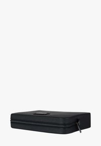 Custodia rettangolare nera con cerniera, superficie testurizzata e profilo sottile. Presenta un piccolo logo decorativo sul davanti.