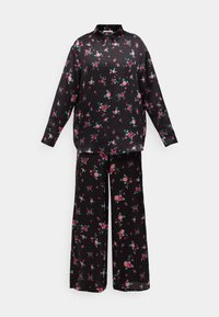 Ensemble de vêtements d'intérieur noir à motif floral comprenant un haut à manches longues avec boutons et un pantalon à jambes larges, tous deux ornés d'un délicat motif de roses en rose et vert.