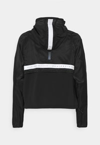 Czarna sportowa kurtka z kapturem, posiadająca teksturowany dolny panel, białe paski akcentujące oraz nadrukowane detale na poziomym pasie.