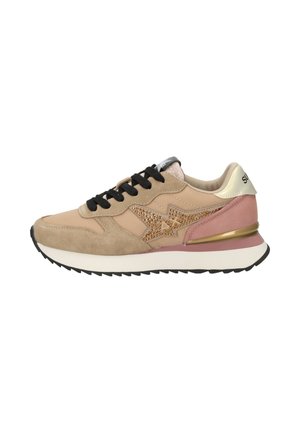 Sneaker basse beige, rosa e marrone chiaro con lacci neri, design a stella dorata con borchie e suola bianca con battistrada nero.