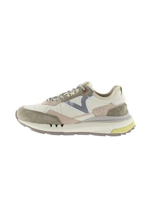 Baskets de sport beige et grises avec des accents en daim, une semelle épaisse, des lacets et un logo "V" réfléchissant sur le côté.