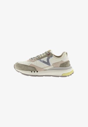 Beige und graue sportliche Sneaker mit Wildlederakzenten, einer dicken Sohle, Schnürsenkeln und einem reflektierenden "V"-Logo an der Seite.
