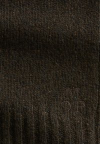 Tessuto di lana marrone con una trama a coste e sottili striature multicolori, con un logo "MOP" ricamato.