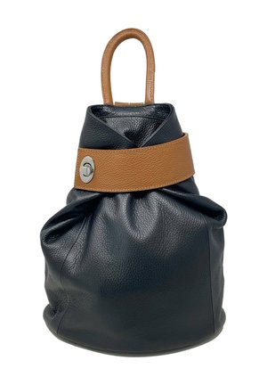 Borsa a tracolla in pelle nera con una texture arricciata, dotata di una tracolla in pelle marrone e un accento metallico. Il design è morbido con una base arrotondata.
