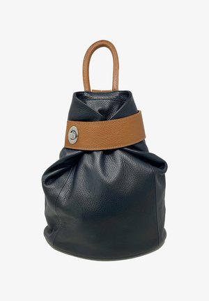 Sac à main en cuir noir avec une texture plissée, doté d'une bandoulière en cuir marron et d'un accent métallique. Le design est doux avec une base arrondie.