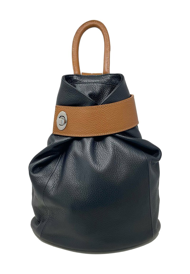 Zwarte leren handtas met een gegokt textuur, voorzien van een bruine leren band en een metalen accent. Het ontwerp is zacht met een ronde basis.