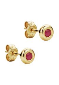 Auksinės tonacijos auskarai su deimanto forma, kuriuose centre yra rubino raudonumo akmuo, lygus paviršius ir saugus drugelio užsegimas.