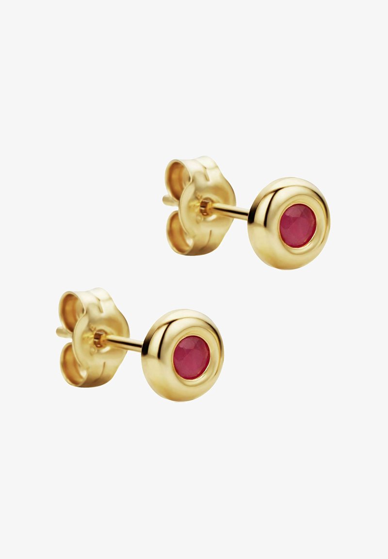Zlato-tonirane uhane v obliki kroga z rubinasto rdečo kamenčkom v središču, gladko teksturo in varno metuljčkasto zaponko.