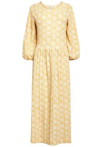Vestido amarillo de manga larga hecho de tela texturizada, con un patrón floral. Tiene un escote redondo y una cintura fruncida para un ajuste holgado.