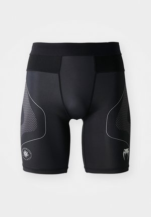 Zwarte sportshorts gemaakt van rekbaar materiaal, met mesh-zijkanten, witte accentlijnen en een logo op de onderste linkerkant van het been.