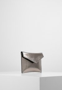 Metallic hopeanho klešče z ovalnim pokrovom, z gladko teksturo in minimalističnim dizajnom. Kompaktna in elegantna oblika.
