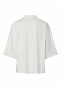 Vit kimonoinspirerad topp med kort ärm och avslappnad passform. Slät textur, vida ärmar och en lätt lyster. Minimalistisk design, inga synliga knäppningar.