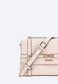 Borsa a mano in pelle rosa chiaro con hardware dorato, tracolla a catena e chiusura frontale. Presenta un design strutturato e un logo del marchio in rilievo.