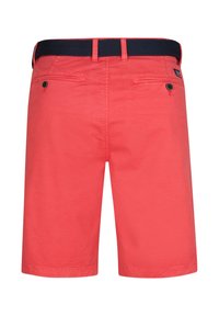 Koraalrode shorts van een zachte stof met een marineblauwe elastische tailleband, voorzien van twee achterzakken en een rechte pasvorm met omgezoomde randen.
