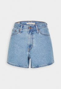 Vaaleansiniset farkkushortsit, joissa on korkea vyötärö, viisi taskua ja revitty helma. Varustettu nappikiinnityksellä ja kuparinvärisillä yksityiskohdilla.