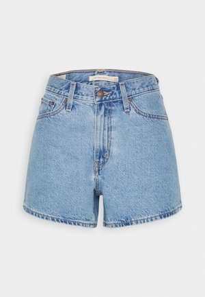 Shorts en denim bleu clair avec taille haute, cinq poches et ourlet effiloché. Présentent une fermeture à bouton et des accessoires de couleur cuivrée.