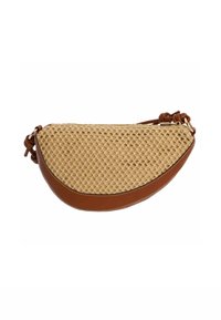 Bolso de piel marrón y tejido beige, de forma semicircular, con superficie texturizada, tirante de hombro anudado y acentos metálicos.
