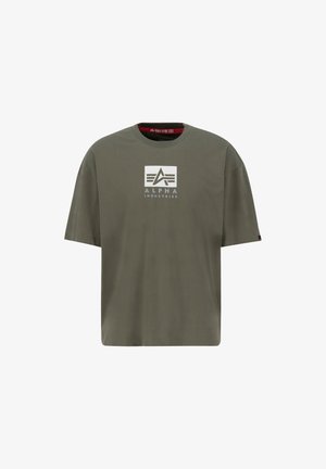 Olivno zelena majica s kratkimi rokavi iz bombaža, z osrednjim grafičnim logotipom v beli barvi, kvadratnega oblikovanja z ostrimi elementi.