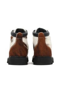 Rudi ir balti kailiniai anklės batai su juodu odos apvadu ir tekstūruota guma išorinėmis padangomis, su užpakaliniu detalės akcentu.