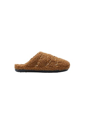 Chausson marron en tissu duveteux à enfiler avec semelle noire et lacets croisés décoratifs sur le dessus, conçu pour le confort intérieur.