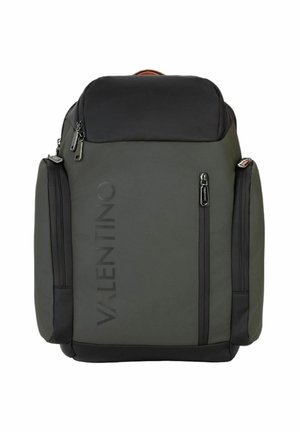 Zaino verde scuro e nero con tasca verticale con cerniera sul davanti e logo "Valentino" sulla parte frontale. Due scomparti laterali con cerniera.