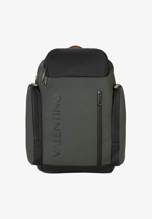 Zaino verde scuro e nero con tasca verticale con cerniera sul davanti e logo "Valentino" sulla parte frontale. Due scomparti laterali con cerniera.