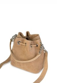 Borsa a secchiello in suede beige con chiusura a coulisse, occhietti in argento e tracolla decorata con catena. Texture liscia e forma arrotondata.