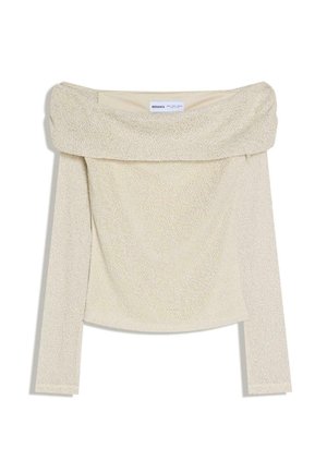 Crèmewitte, getextureerde top met lange mouwen en een off-shoulder ontwerp, met een brede opgevouwen halslijn, plat uitgestald op een witte achtergrond.