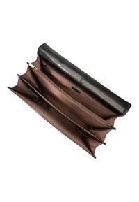 Schwarze Leder-Clutch mit pinkem Innenfutter. Verfügt über mehrere Fächer, eine Reißverschlusstasche und ein strukturiertes Futter zur besseren Organisation.