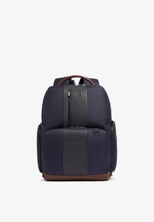 Donker marineblauwe en bruine rugzak met ritsvakken aan de voorkant, leren details en een bovenhandvat, met de merknaam "Piquadro".