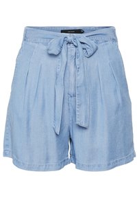 Shorts en denim bleu clair avec plis à l'avant et une ceinture en tissu assortie nouée en nœud à la taille.