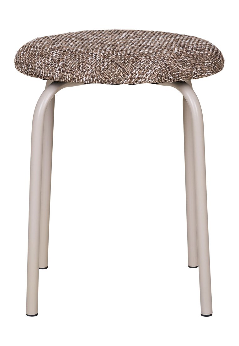 Tabouret rond avec un siège tissé marron et crème, présentant des pieds métalliques de couleur claire, au design simple et à la texture lisse.