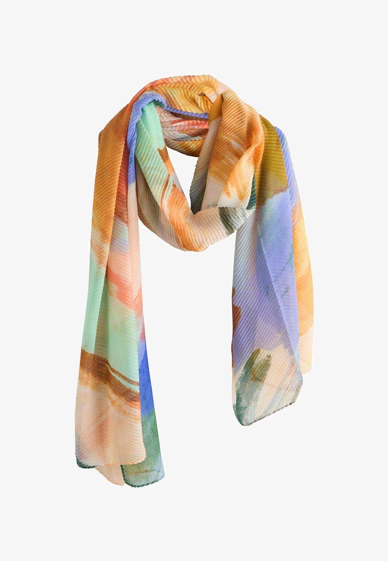 Sciarpa leggera plissettata con motivi astratti ad acquerello in tonalità di arancione, blu, verde e beige, indossata con una piega morbida.
