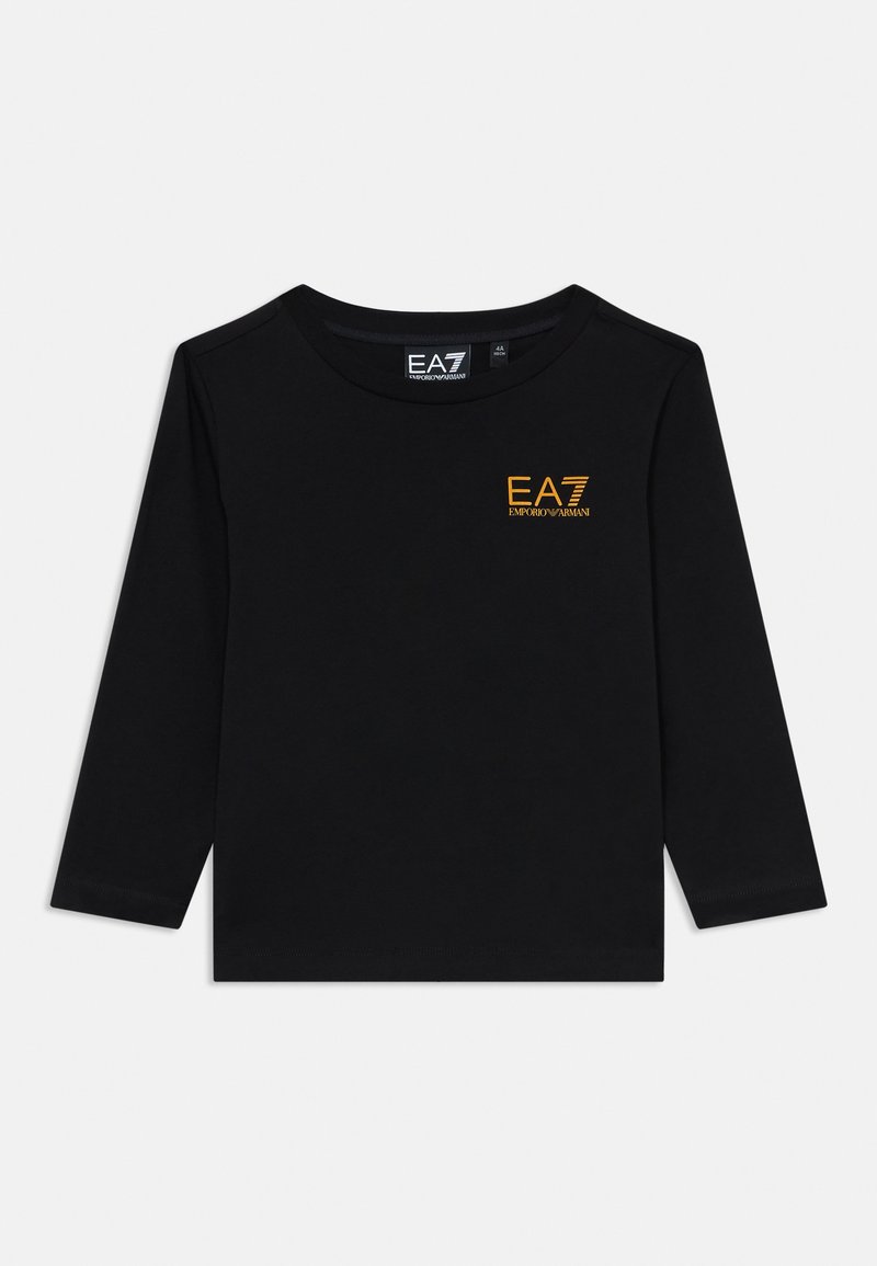 Svart langermet skjorte med rund hals og liten gul "EA7 Emporio Armani" logo på øvre venstre bryst.