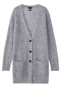 Langer grauer Strickcardigan mit V-Ausschnitt, drei dunklen Knöpfen und zwei frontalen Taschen.