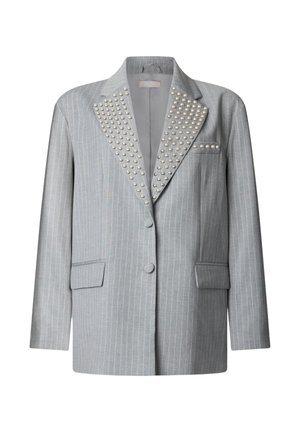 Blazer grigio chiaro a righe sottili con borchie argento sulle ampie rever e sulla tasca sul petto, due tasche frontali con pattina e due bottoni rivestiti di tessuto.