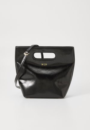 Borsa a tracolla nera in pelle con finitura opaca, caratterizzata da una forma rettangolare, manici intagliati e un logo dorato "N°21" sulla parte anteriore.
