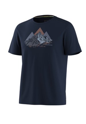 Tmavě modré tričko s krátkými rukávy s grafikou vrstevnatých horských vrcholů v odstínech šedé a rezavé barvy a malým siluetovým stromem u paty.
