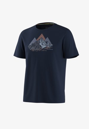 Granatowy T-shirt z krótkim rękawem z grafiką warstwowych szczytów górskich w odcieniach szarości i rdzawego koloru oraz małym zarysem drzewa u podstawy.