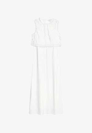 Vestido blanco sin mangas con una tela texturada, bordado floral en el cuerpo y una falda larga y fluida con un dobladillo en forma de concha.