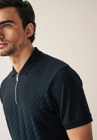 Next TEXTURED - Polotričko - black vertical