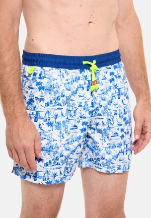 Short de bain homme bleu et blanc à motifs avec cordon jaune fluo et ceinture bleu marine, porté par une personne torse nu.