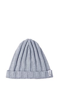 Hellblauer Strickmütze mit gerippter Textur, abgerundetem Oberteil und umgeschlagenem Bund. Verfügt über ein kleines weißes Etikett, das an der Seite genäht ist.