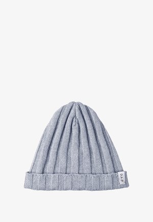 Berretto lavorato a maglia di colore azzurro chiaro con una texture a coste, cima arrotondata e risvolto. Presenta un'etichetta bianca piccola cucita di lato.