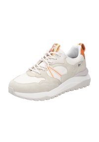 Baskets blanches et beiges avec semelle épaisse, accents orange au talon et à la languette, lacets blancs et détails texturés sur le côté.